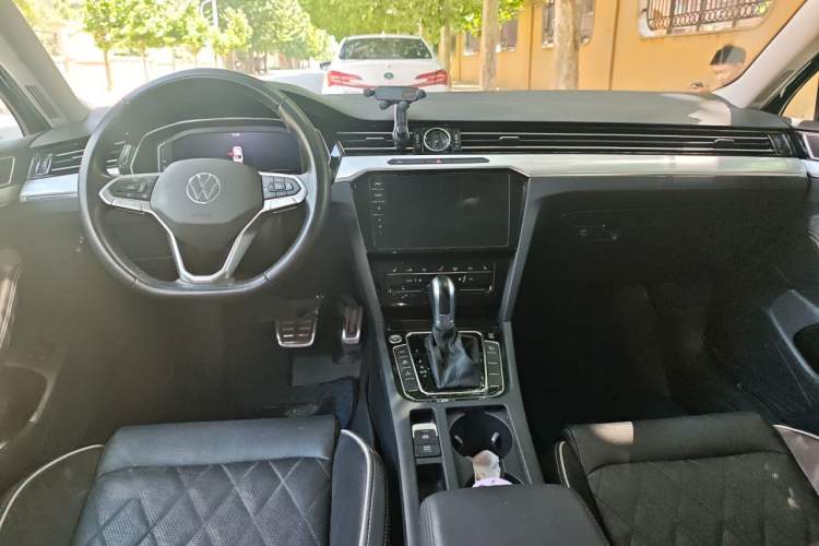 Used Volkswagen Magotan GTE Plug-in Hybrid 2022 GTE Luxury Model Center Console