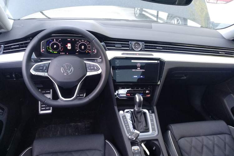 Used Volkswagen Magotan GTE Plug-in Hybrid 2022 GTE Luxury Model Center Console