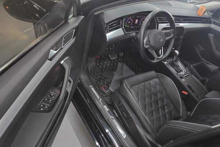 Used Volkswagen Magotan GTE Plug-in Hybrid 2022 GTE Luxury Model Driver Seat