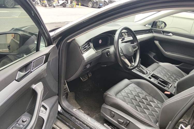 Used Volkswagen Magotan GTE Plug-in Hybrid 2022 GTE Luxury Model Driver Seat