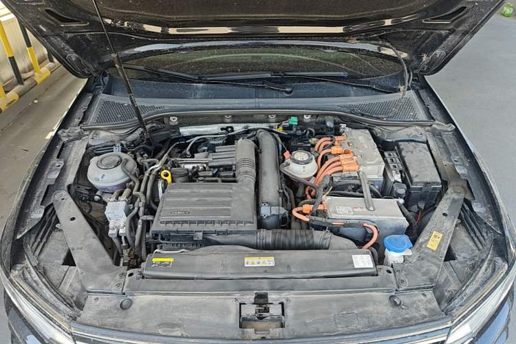 Used Volkswagen Magotan GTE Plug-in Hybrid 2022 GTE Luxury Model Engine Bay
