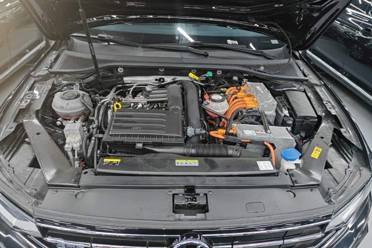 Used Volkswagen Magotan GTE Plug-in Hybrid 2022 GTE Luxury Model Engine Bay