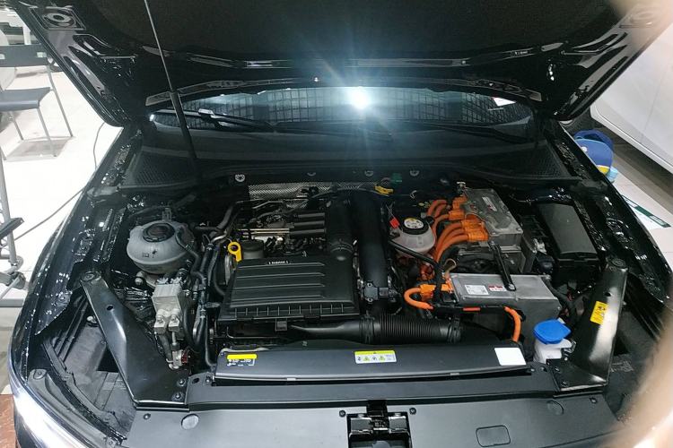Used Volkswagen Magotan GTE Plug-in Hybrid 2022 GTE Luxury Model Engine Bay