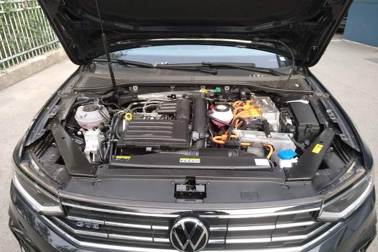 Used Volkswagen Magotan GTE Plug-in Hybrid 2022 GTE Luxury Model Engine Bay