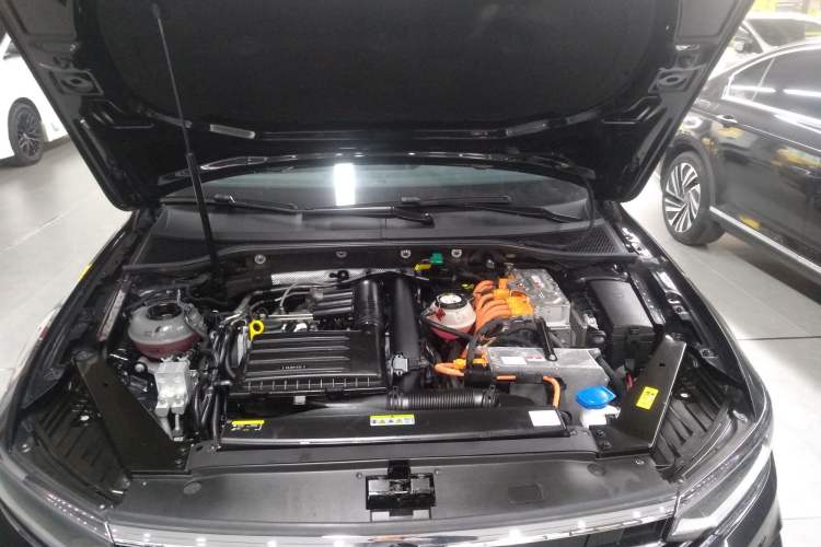 Used Volkswagen Magotan GTE Plug-in Hybrid 2022 GTE Prestige Model Engine Bay