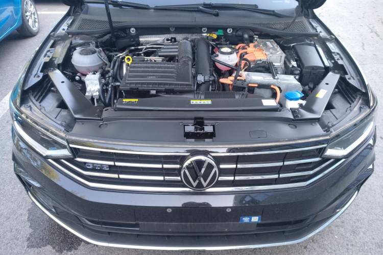 Used Volkswagen Magotan GTE Plug-in Hybrid 2022 GTE Luxury Model Engine Bay