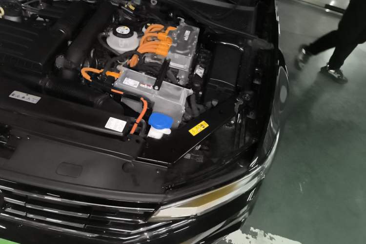 Used Volkswagen Magotan GTE Plug-in Hybrid 2022 GTE Luxury Model Engine Bay Left