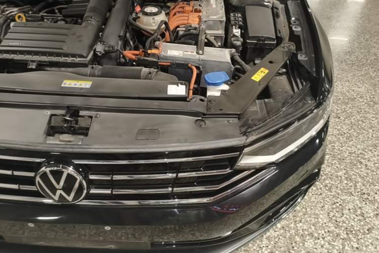 Used Volkswagen Magotan GTE Plug-in Hybrid 2022 GTE Luxury Model Engine Bay Left