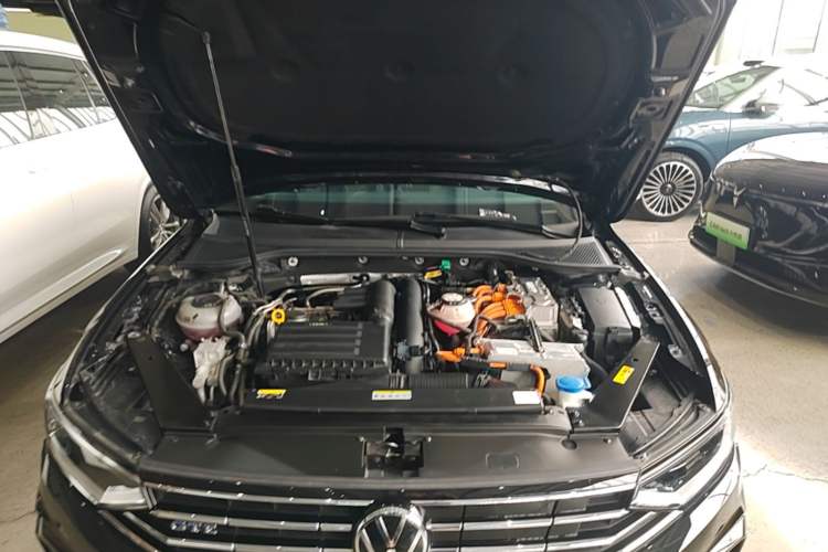 Used Volkswagen Magotan GTE Plug-in Hybrid 2022 GTE Luxury Model Engine Bay