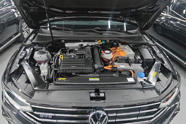 Used Volkswagen Magotan GTE Plug-in Hybrid 2022 GTE Luxury Model Engine Bay