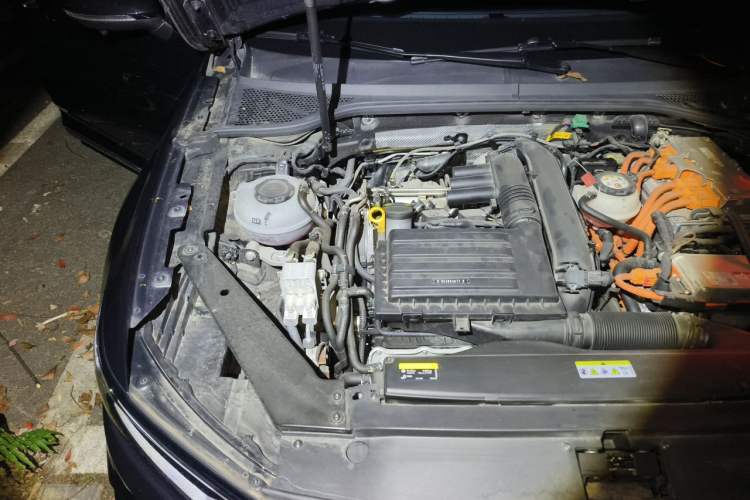 Used Volkswagen Magotan GTE Plug-in Hybrid 2022 GTE Luxury Model Engine Bay Right