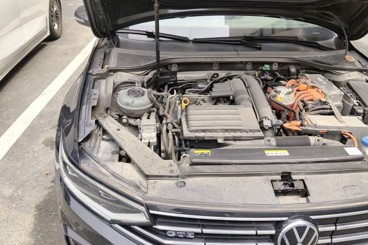 Used Volkswagen Magotan GTE Plug-in Hybrid 2022 GTE Luxury Model Engine Bay Right