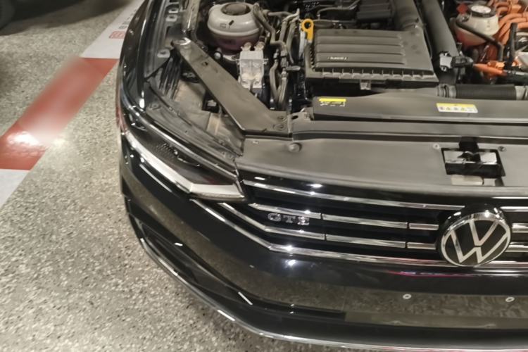 Used Volkswagen Magotan GTE Plug-in Hybrid 2022 GTE Luxury Model Engine Bay Right