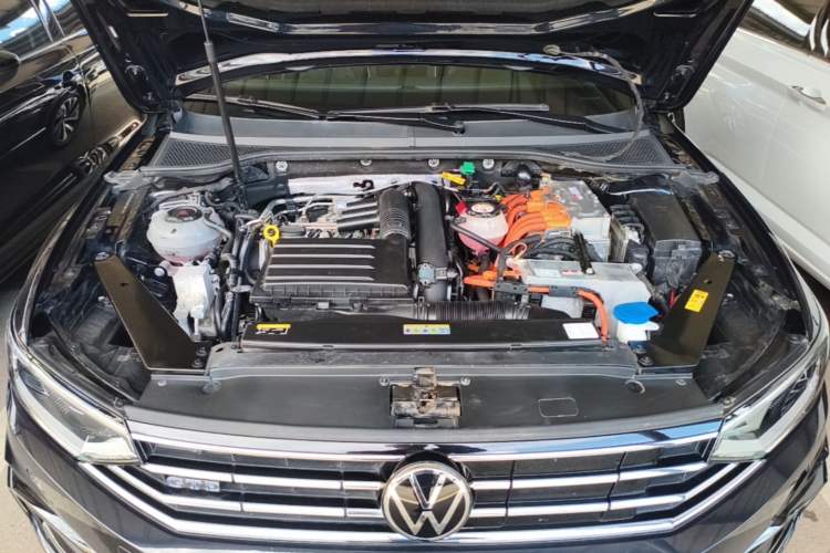 Used Volkswagen Magotan GTE Plug-in Hybrid 2022 GTE Luxury Model Engine Bay