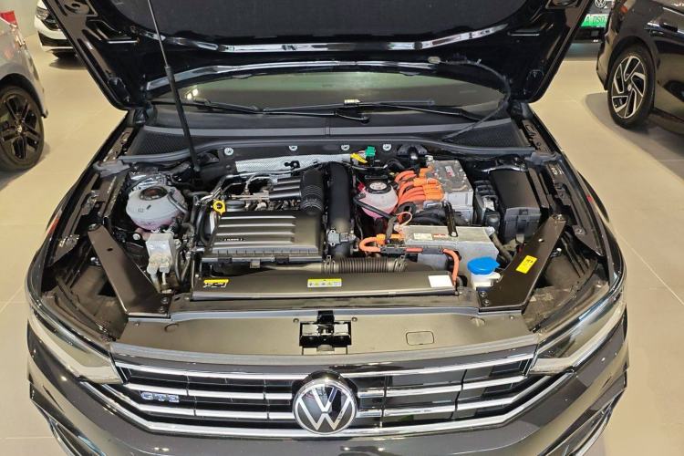 Used Volkswagen Magotan GTE Plug-in Hybrid 2022 GTE Luxury Model Engine Bay