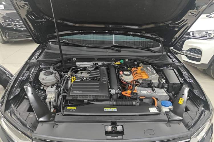 Used Volkswagen Magotan GTE Plug-in Hybrid 2022 GTE Luxury Model Engine Bay