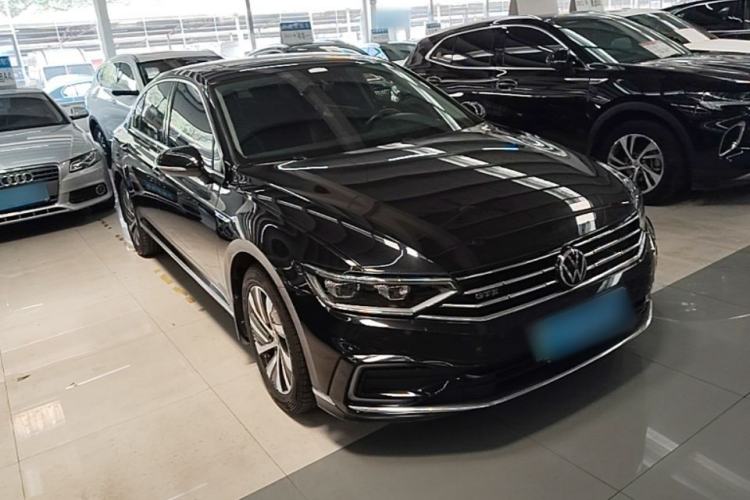 Used Volkswagen Magotan GTE Plug-in Hybrid 2022 GTE Luxury Model Front Right 45 Deg