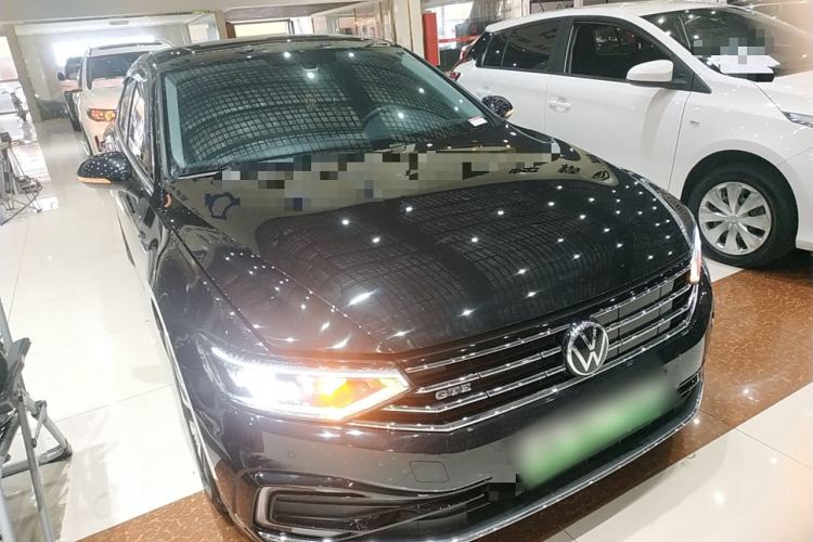 Used Volkswagen Magotan GTE Plug-in Hybrid 2022 GTE Luxury Model Front Right 45 Deg