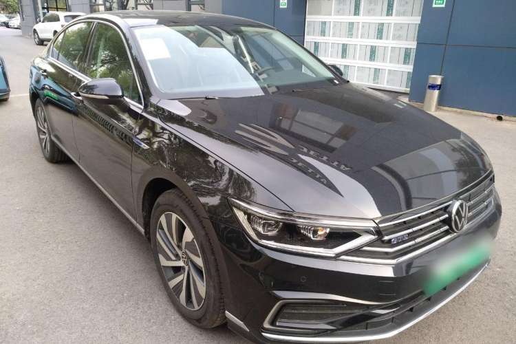 Used Volkswagen Magotan GTE Plug-in Hybrid 2022 GTE Luxury Model Front Right 45 Deg