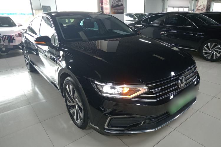 Used Volkswagen Magotan GTE Plug-in Hybrid 2022 GTE Luxury Model Front Right 45 Deg