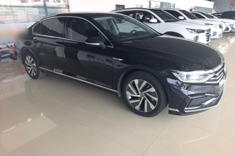 Used Volkswagen Magotan GTE Plug-in Hybrid 2022 GTE Luxury Model Front Right 45 Deg
