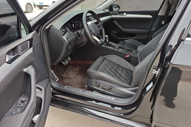 Used Volkswagen Magotan GTE Plug-in Hybrid 2022 GTE Luxury Model Interior 2