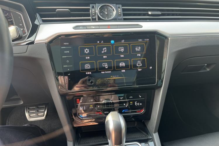 Used Volkswagen Magotan GTE Plug-in Hybrid 2022 GTE Prestige Model Interior 3