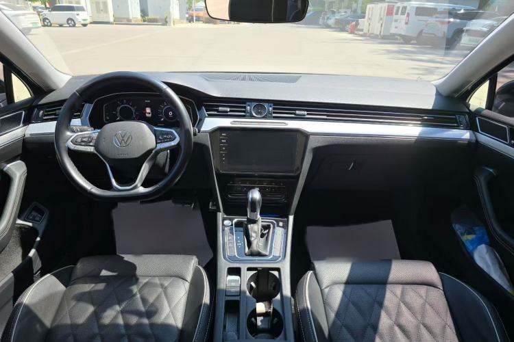 Used Volkswagen Magotan GTE Plug-in Hybrid 2022 GTE Luxury Model Interior 3