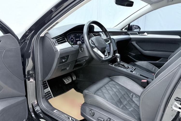 Used Volkswagen Magotan GTE Plug-in Hybrid 2022 GTE Luxury Model Interior 4