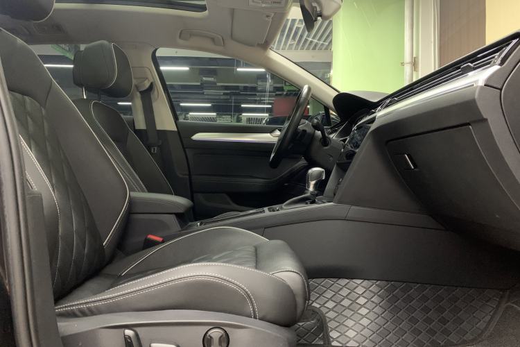 Used Volkswagen Magotan GTE Plug-in Hybrid 2022 GTE Luxury Model Interior 4