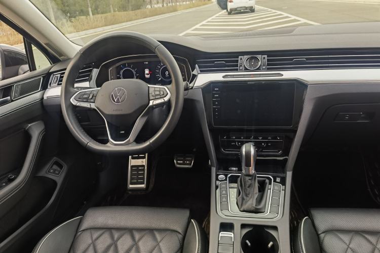 Used Volkswagen Magotan GTE Plug-in Hybrid 2022 GTE Luxury Model Interior 5