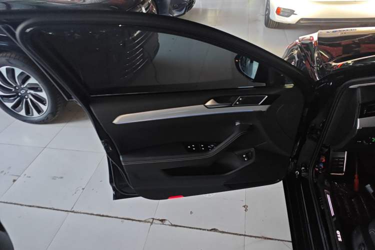 Used Volkswagen Magotan GTE Plug-in Hybrid 2022 GTE Luxury Model Left Front Door Interior