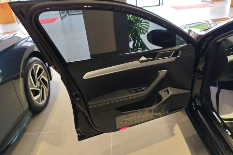 Used Volkswagen Magotan GTE Plug-in Hybrid 2022 GTE Luxury Model Left Front Door Interior