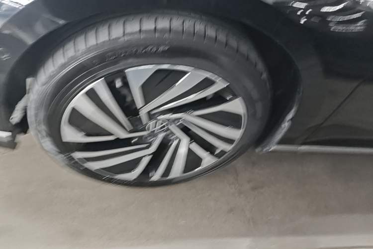 Used Volkswagen Magotan GTE Plug-in Hybrid 2022 GTE Prestige Model Left Front Wheel Hub