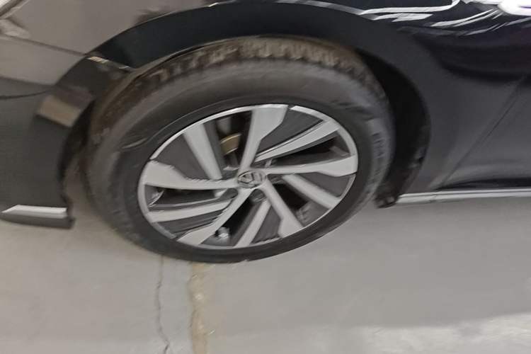 Used Volkswagen Magotan GTE Plug-in Hybrid 2022 GTE Luxury Model Left Front Wheel Hub