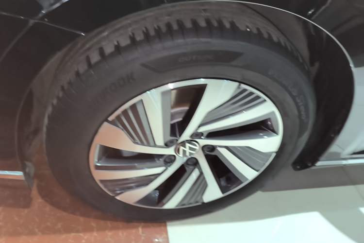 Used Volkswagen Magotan GTE Plug-in Hybrid 2022 GTE Luxury Model Left Front Wheel Hub