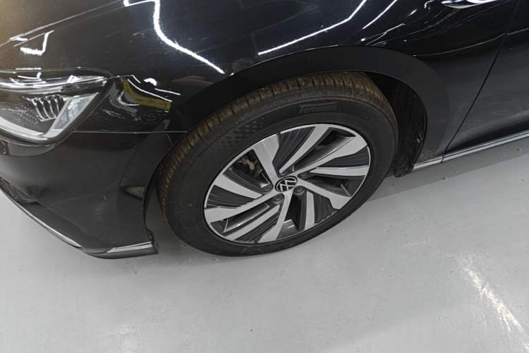 Used Volkswagen Magotan GTE Plug-in Hybrid 2022 GTE Luxury Model Left Front Wheel Hub