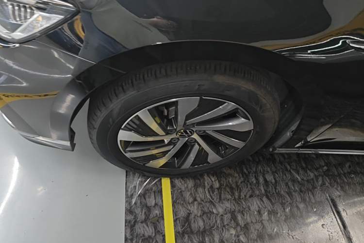 Used Volkswagen Magotan GTE Plug-in Hybrid 2022 GTE Luxury Model Left Front Wheel Hub