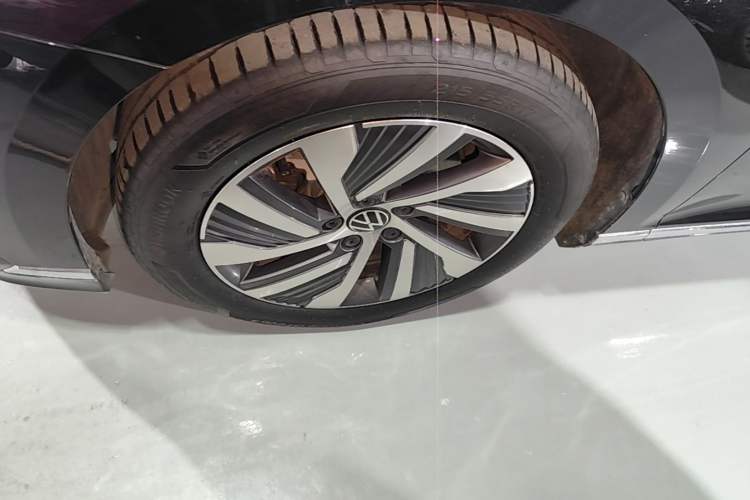 Used Volkswagen Magotan GTE Plug-in Hybrid 2022 GTE Luxury Model Left Front Wheel Hub