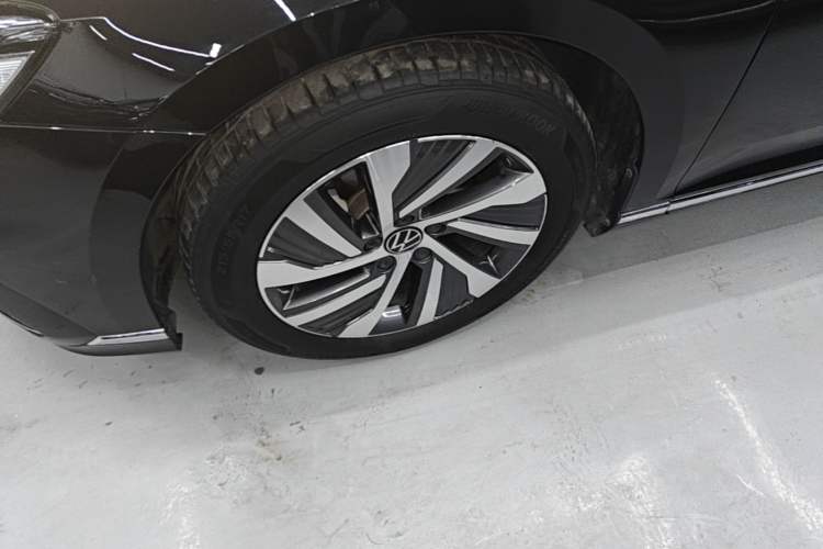 Used Volkswagen Magotan GTE Plug-in Hybrid 2022 GTE Luxury Model Left Front Wheel Hub