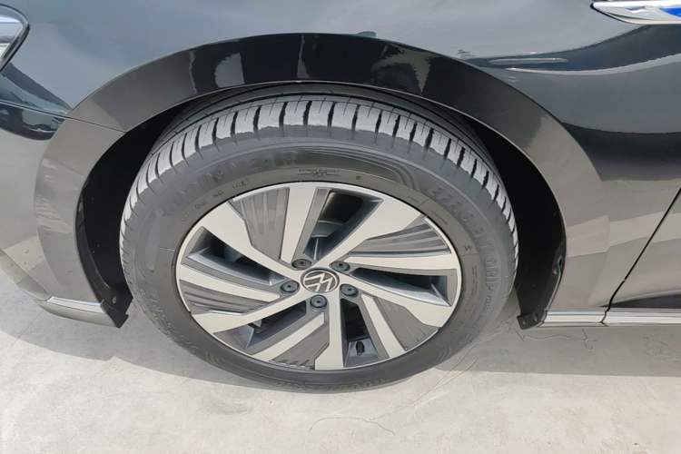 Used Volkswagen Magotan GTE Plug-in Hybrid 2022 GTE Luxury Model Left Front Wheel Hub