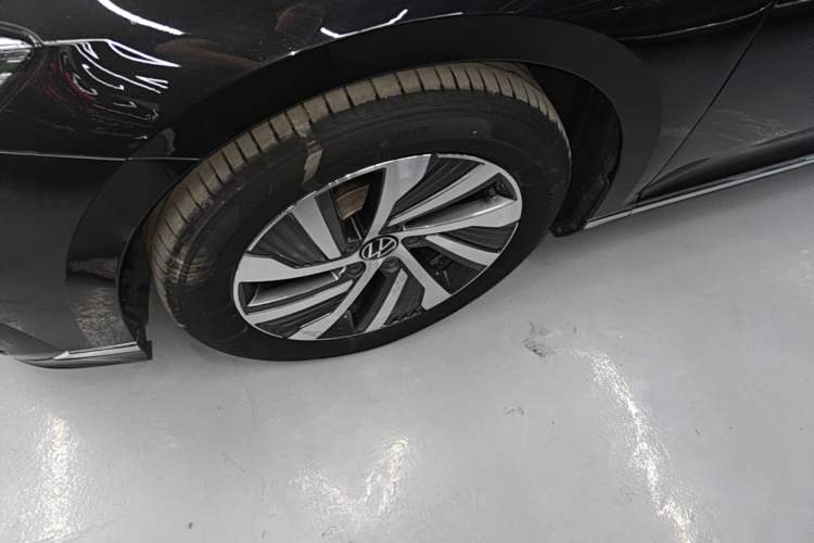 Used Volkswagen Magotan GTE Plug-in Hybrid 2022 GTE Luxury Model Left Front Wheel Hub