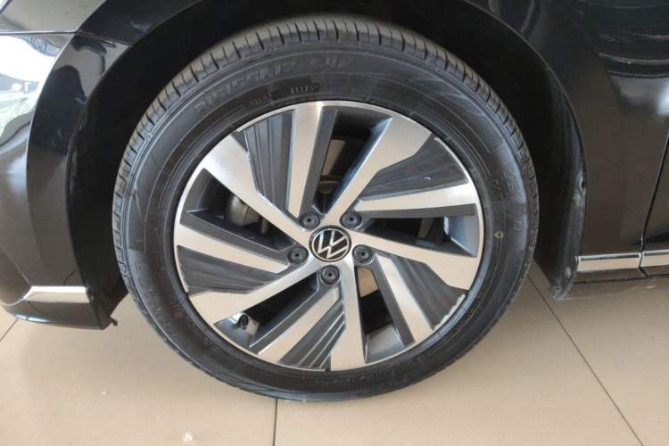 Used Volkswagen Magotan GTE Plug-in Hybrid 2022 GTE Luxury Model Left Front Wheel Hub