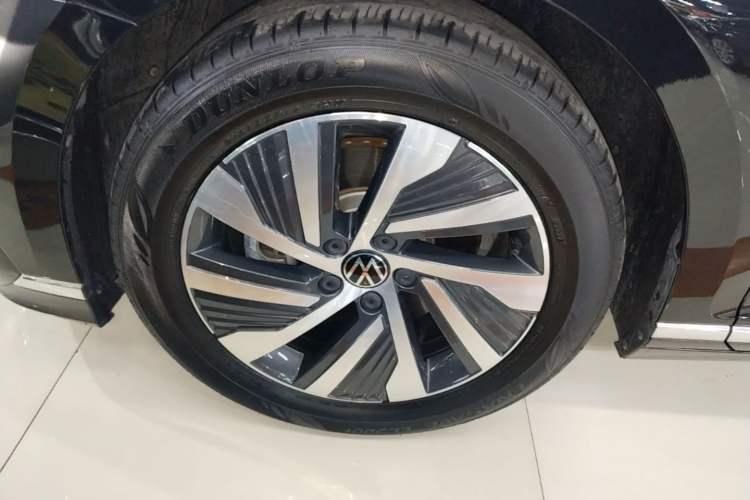 Used Volkswagen Magotan GTE Plug-in Hybrid 2022 GTE Luxury Model Left Front Wheel Hub