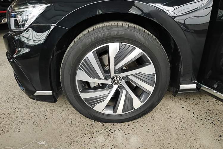 Used Volkswagen Magotan GTE Plug-in Hybrid 2022 GTE Luxury Model Left Front Wheel Hub