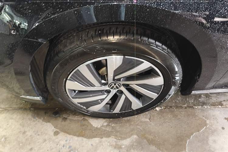 Used Volkswagen Magotan GTE Plug-in Hybrid 2022 GTE Luxury Model Left Front Wheel Hub