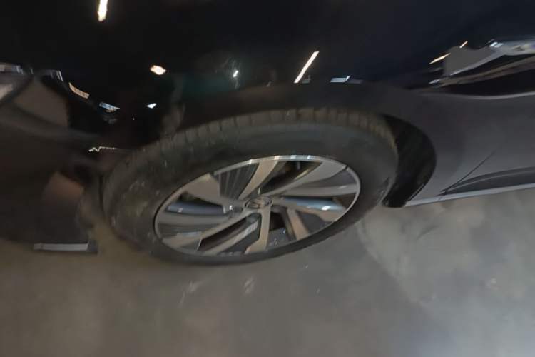 Used Volkswagen Magotan GTE Plug-in Hybrid 2022 GTE Luxury Model Left Front Wheel Hub
