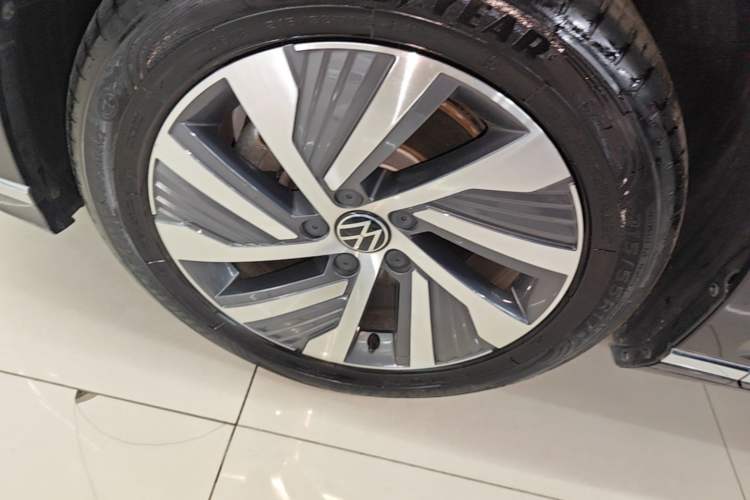 Used Volkswagen Magotan GTE Plug-in Hybrid 2022 GTE Luxury Model Left Front Wheel Hub