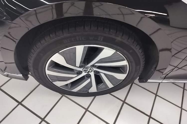 Used Volkswagen Magotan GTE Plug-in Hybrid 2022 GTE Luxury Model Left Front Wheel Hub