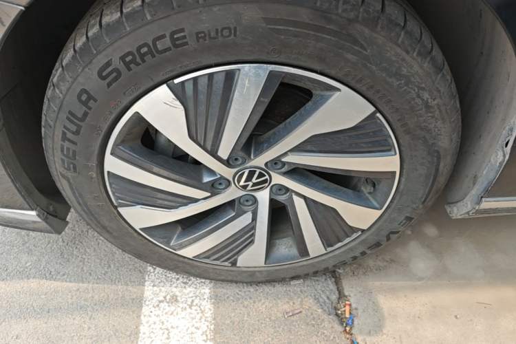 Used Volkswagen Magotan GTE Plug-in Hybrid 2022 GTE Luxury Model Left Front Wheel Hub